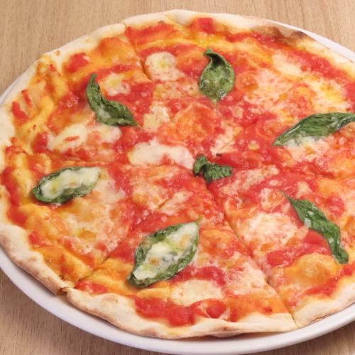 The ultimate thin-baked Margherita pizza that shines with mature craftsmanship
