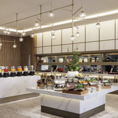 Inspired by "CRUST", we strive to create sustainable menus that are kind to both people and the earth.You can enjoy a variety of delicious, fresh, healthy dishes prepared in the open kitchen in a bright and stylish space with light streaming in through the large windows on all sides.