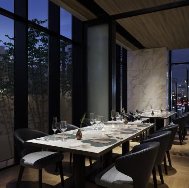 The restaurant has about 70 seats, and a corner by the window can be used as a private room.The open interior design remains the same, but glass doors can be used to separate the spaces to create private spaces.There are also various other types of seats available to suit your needs.Great for birthdays, anniversaries, and more!