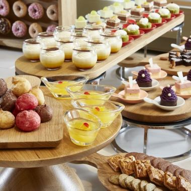 A dessert buffet where you can enjoy colorful sweets made by our patissiers