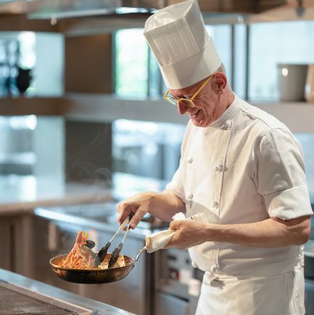 伏見駅より700m。イタリア人シェフ特製パスタやピザなど、世界の味覚がラインナップ