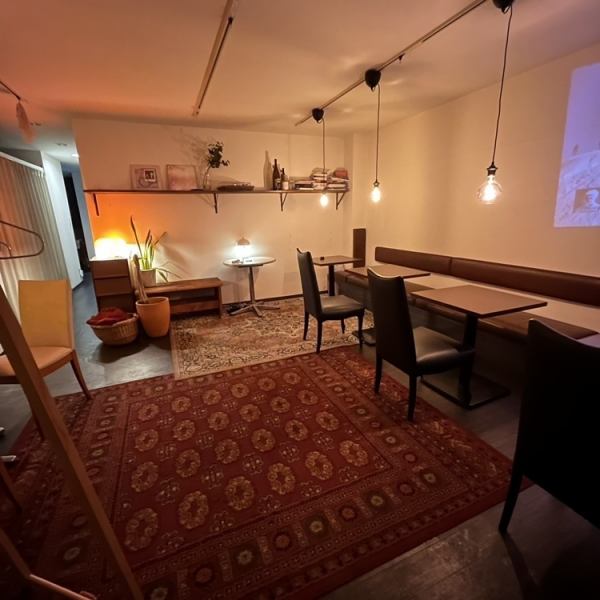 We have completed the construction of a completely private room on the 3rd floor. It can accommodate 6 to 12 people.Equipped with Bluetooth and projector! *Please call us to make a reservation.*We only accept evening reservations.