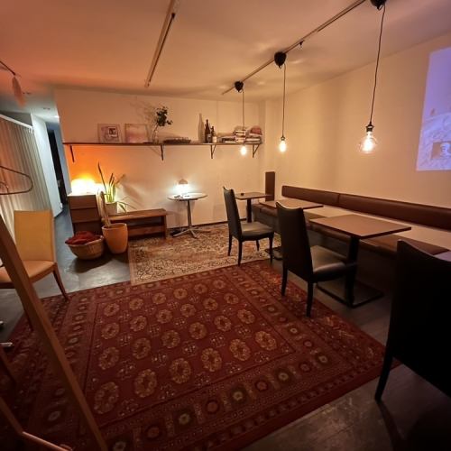 A completely private space equipped with a projector and Bluetooth! (6-12 people) *If you would like a private room, please contact us by phone.*We only accept evening reservations.