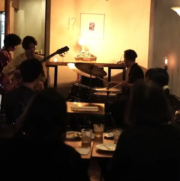 JAZZの生演奏など非日常的な雰囲気を。