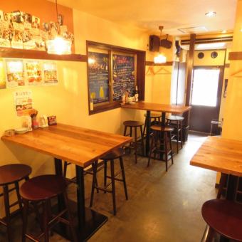 4名様テーブル2席、2名様テーブル3席ご用意しています。