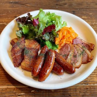 自家製！お肉の燻製盛り合わせ