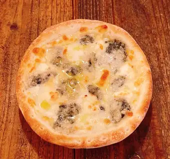 ブルーチーズのピザ　ハチミツ添え