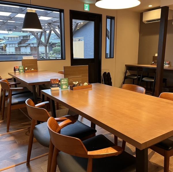 ≪A stylish hideout≫ A stylish hideout-like shop nestled in a residential area.There are 10 parking spaces in the parking lot, so feel free to come by car.The table seating for 4 and 5 people can be used for a wide range of situations, including family, co-workers, and friends.