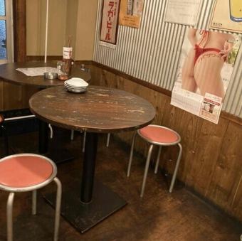 少人数にもぴったりのお席もご用意しております。窮屈さを感じさせないレイアウトで、長居したくなるような心地よい開放感を演出しております◎ぜひ、会社帰りや友人の語らいの場にご利用ください。