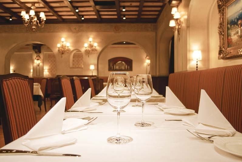 古典的内饰灵感来自一家历史悠久的意大利餐厅。内饰以白色、棕色等沉稳的色调为主，营造出沉稳的氛围。推荐用于约会、周年纪念日、聚会、宴会等。我们还提供适合不同场合的课程。