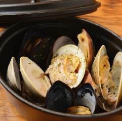 Three types of shellfish steamed in white wine