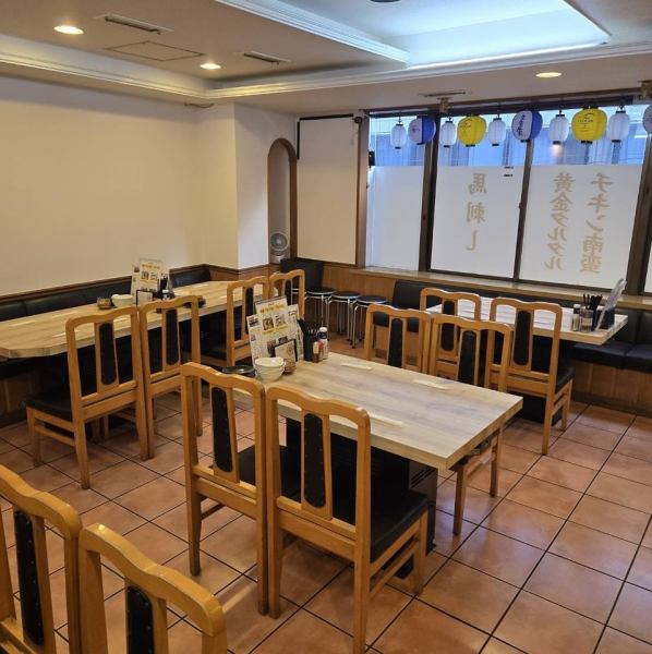 【多彩な人数対応の宴会スペース】最大24名様までのテーブル席を完備し、貸切利用にも最適です。華やかな宴会や親しい友人との集まりにぴったりの空間を提供します。最大55名様に対応可能なため、大規模なイベントや会社のパーティーにもご利用いただけます。アットホームな雰囲気の中で楽しいひとときをお過ごしください。