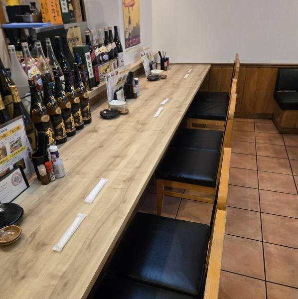 【多彩な席で楽しいひとときを】最大5名様まで利用できるテーブル席を完備しており、普段使いから賑やかな宴会まで幅広く対応可能です。落ち着いた雰囲気の中で、友人や家族と過ごすのにぴったりな空間を提供しています。様々なシーンで安心して楽しめる場所ですので、美味しい料理と共に、素敵な時間をお過ごしください。