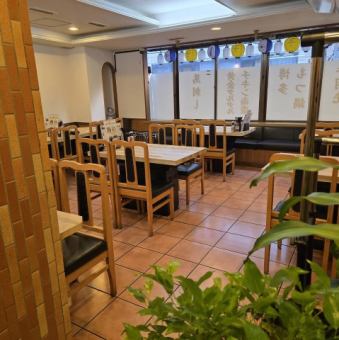 ゆったりとした4名様用のテーブル席は、気の合う仲間との飲み会や、少人数での宴会にぴったりの空間です。程よい距離感で会話も弾みやすく、リラックスして過ごせる落ち着いた雰囲気の中、心地よいひとときをお楽しみいただけます。