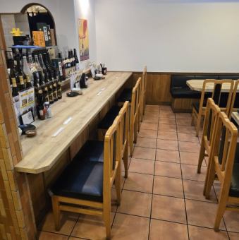 仕事帰りにさくっと一杯飲みたいときや、お一人様でも気軽に利用できるカウンター席。調理の様子は見えませんが、落ち着いた雰囲気の中でゆったりとお過ごしいただける空間です。静かにくつろぎながら、お酒と会話を楽しみたい方におすすめです。