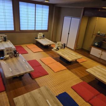 小さなお子様連れでも安心してご利用いただけるゆったり座敷席。靴を脱いでリラックスできるため、ご家族やご親戚での集まりにも最適です。さらに、複数の座敷席を連結してご利用いただけるため、大人数の宴会や歓送迎会など、様々なシーンに対応可能です。みんながくつろげる和やかな空間で、心ゆくまでお楽しみください。