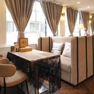 ソファー席でゆったりお過ごしいただけます。