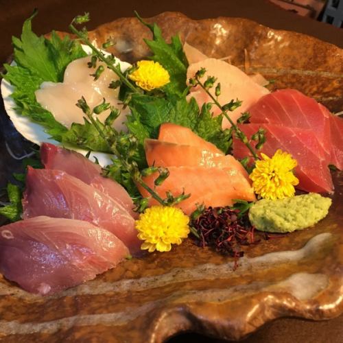Excellent compatibility with sake ♪ Assorted sashimi ☆