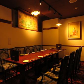 Private room seats for 8 to 10 people