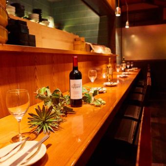 We also have counter seats that you can easily use.It is an adult space that is perfect for dates, drinking sashimi, and girls-only gatherings.We also accept reservations for seats only, so please feel free to contact us.