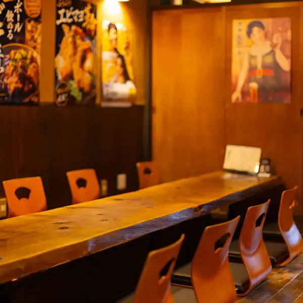 店内は木の温もりが感じられる造りとなっており日常の喧騒を忘れさせてくれる穏やかな空気が流れています。広々としたテーブル席はご友人同士での集まりや会社の同僚とのご宴会など多彩な用途にご利用いただけます。くつろげる空間で当店自慢の料理と美味しいお酒を心ゆくまで満喫し素敵な時間をお過ごしください。