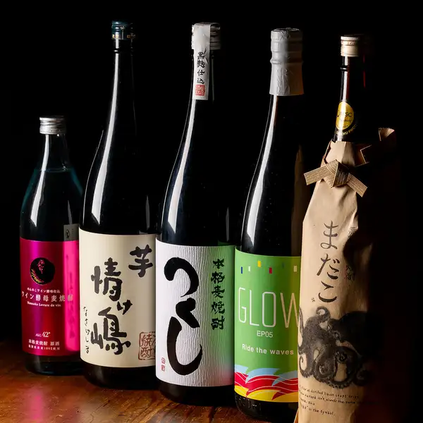 カウンター席も8席ご用意しております。目の前でスタッフが料理を仕上げるライブ感を楽しめるのもこの席ならではの魅力です。親しい方と肩を並べて会話を楽しみながらこだわりの日本酒を傾けるひとときは至福の時間です。駅チカなので、お仕事帰りのサク飲みなどふらっと気軽にお立ち寄りください。