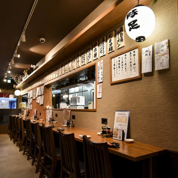 明るく賑やかな大衆居酒屋の雰囲気です。初めての方でも入りやすい内観で、ワイワイ楽しい時間をお過ごしいただけます。当店名物の『無限餃子』、『黄金の手羽先焼き 』、『トロトロ豚足(湯がき)』をすべて楽しめ、活気あふれる店内でさらに美味しく感じられますよ。美味しい料理とお酒で、楽しい夜をお過ごしください。