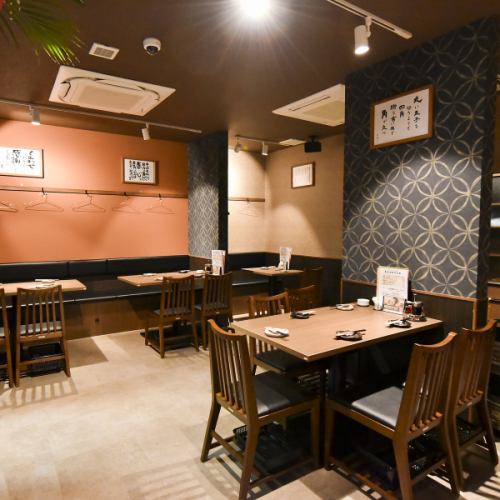 ご家族やご友人とのお食事に最適です。ゆったりとした広さのテーブル席で、カジュアルな食事シーンをお楽しみいただけます。広々とした内観で、大人数でも周りを気にせずワイワイ盛り上がれます。自慢の料理と美味しいお酒を囲んで、楽しいひとときをお過ごしください。