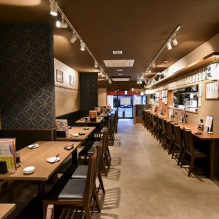 広々とした内観で、大人数でも周りを気にせずワイワイ盛り上がれます。自慢の料理と美味しいお酒を囲んで、楽しいひとときをお過ごしください。