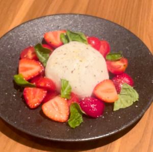 とろとろブラータチーズと苺のカプレーゼ