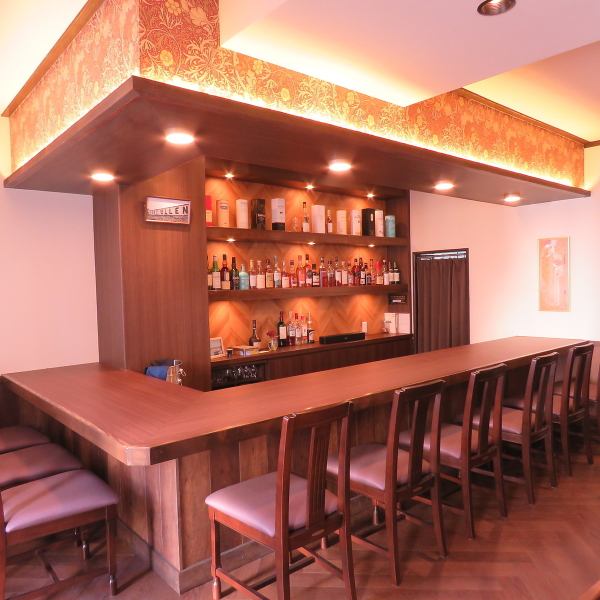 [Dining bar for various occasions★] In addition to the 9 counter seats, we also have table seats for 4 people.Relaxing at the counter, it is perfect not only for single use, but also for friends and dates.There is no doubt that it will become a new "go-to" ♪