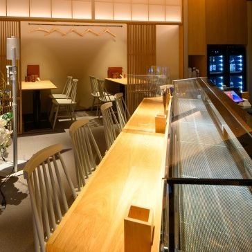 空間以日式為主題進行了現代設計改造，營造出時尚的空間。還有吧台座位，即使一個人也可以隨意前來！我們將在採取傳染病預防措施的同時開放。每個人都可以安心地使用我們的餐廳。