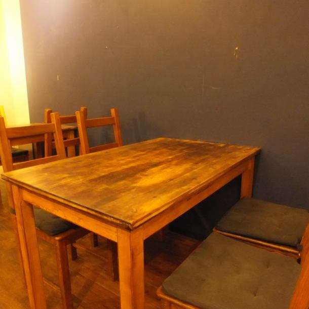 There is a table for 4 people.You can use it spaciously with a spacious table.It is recommended for girls' party, mama, small group drinking party etc! Please use it in various scenes.We are waiting from the visit of everyone.