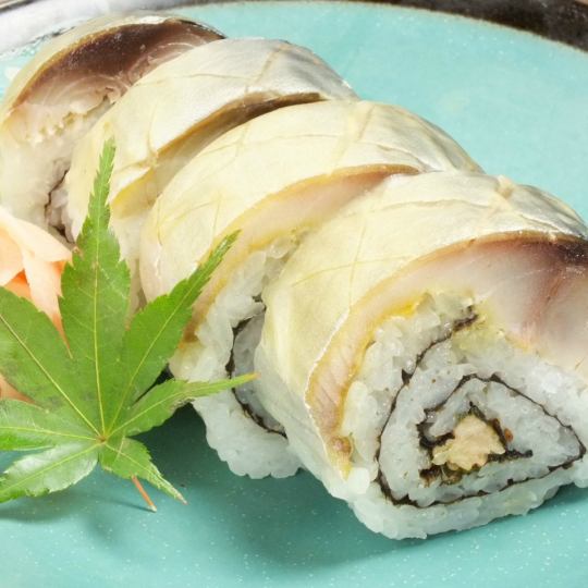 Carefully selected fresh mackerel from the market! ◇ We offer surprisingly thick mackerel sushi! You can also eat it in the course.