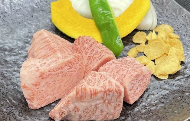 上質なお肉に仕込みを加え最上級のお肉へ。お肉といえば米沢亭！