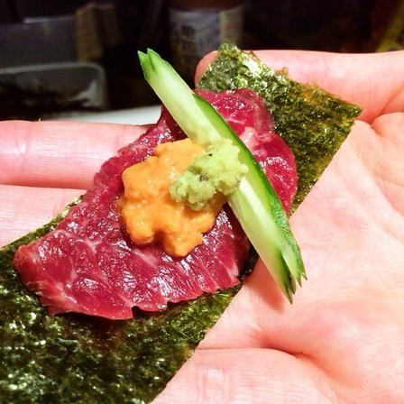 Fresh sea urchin and horsemeat sashimi wrapped in seaweed