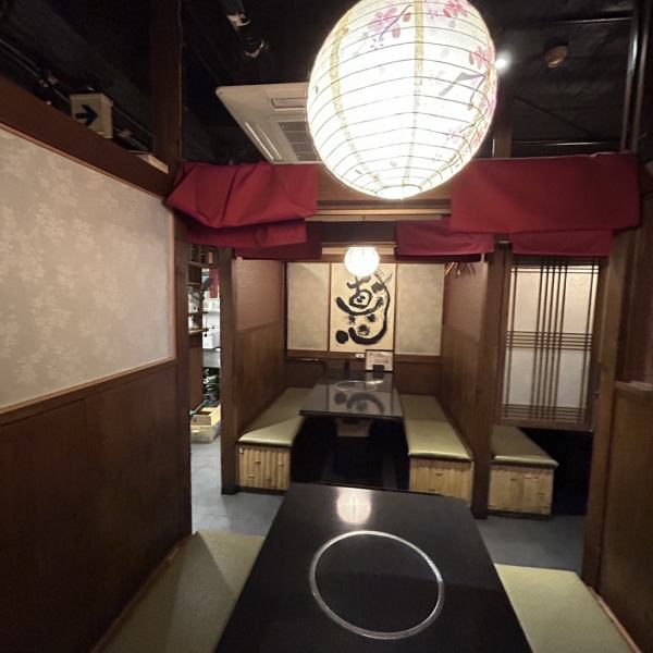 【1階】2階だけでなく1階でも10名以上のご宴会可能なお席をご用意しております！団体様でのご利用は事前にご予約をお待ちしております！また、1階は全席個室になりますので少人数でのご利用頂けます。
