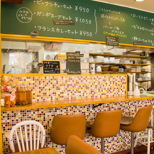 There is also a counter seat.We offer a variety of balanced lunches, popular shaved ice, tapioca drinks, so we are waiting for you to come alone ♪