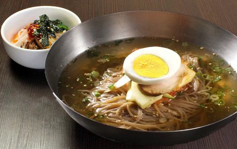 Korean cold noodles with strong Koshi are excellent in appearance on the surface