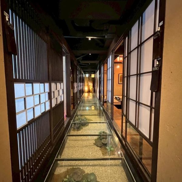 全10席のカウンター席をご用意。お仕事帰りのサク飲みや、自分へのご褒美に「ちょっといい焼肉」を味わいたいデートシーンにもぴったりです。目の前で炭火が踊り、お肉が焼ける音と香りをダイレクトに感じられるのはカウンターならではの贅沢。お肉のプロとの会話を楽しみながら、至福の一時を。※お写真はイメージです。
