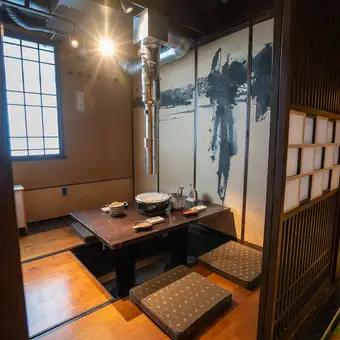 新しい仲間を迎える歓送迎会には落ち着いた4名個室を繋げて。お肉のプロが厳選した「ちょっといい焼肉」は主役への何よりのおもてなしになります。炭火を囲めば、自然と会話も弾むはず。信頼できる生産者直送の和牛で、思い出に残る門出を彩ります。演出や人数など、お気軽にお問い合わせください!※お写真はイメージです