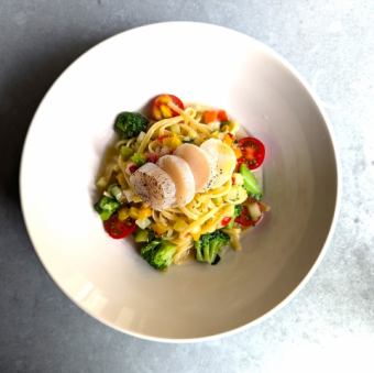 彩り野菜と炙り帆立貝柱の冷製パスタ すっきりレモンのソース