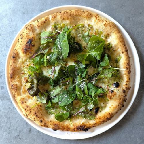 【ペペロンチーノ】色々な葉野菜と二種のチーズのグリーンピッツァ