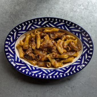牛すじ肉ビーフシチューソースのリガトーニ