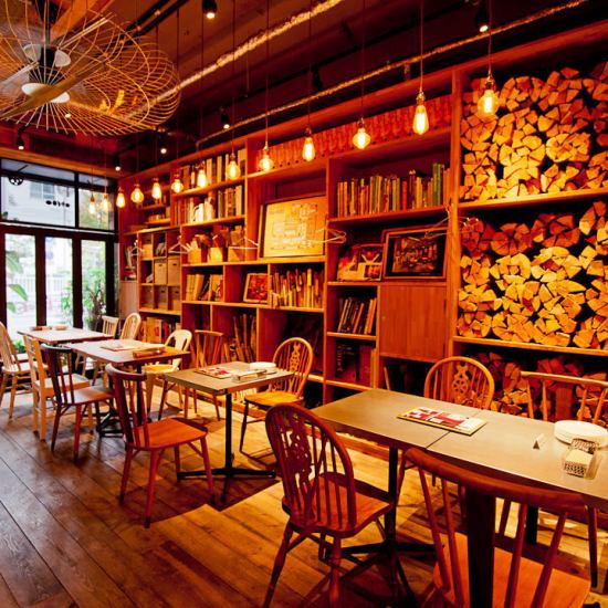 オシャレな木目調のお席はデートにぴったり♪特別な一日に是非!