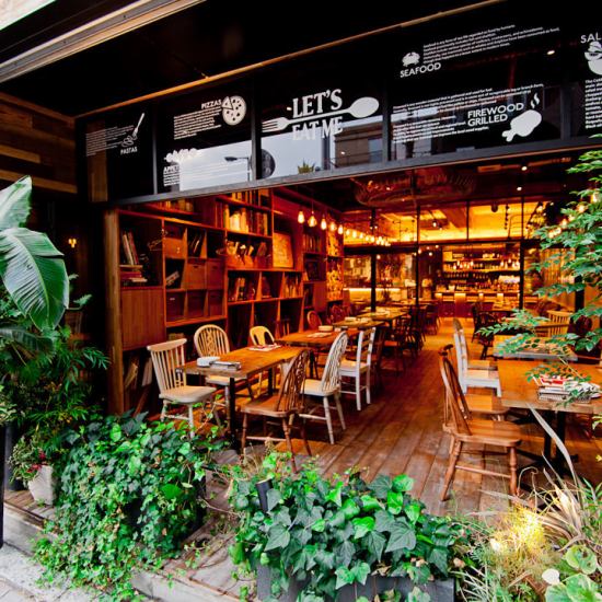 オシャレなテラス席は女子会・デートにぴったり♪