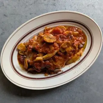 Light tomato stew with young chicken and various mushrooms (Cacciatore)