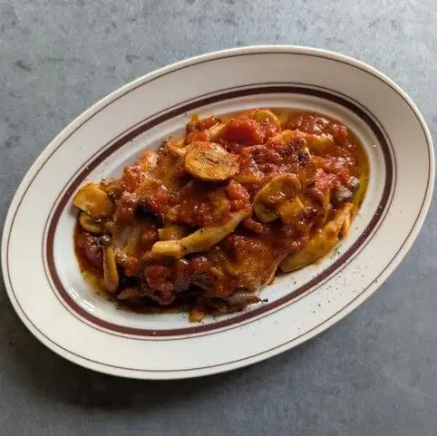Light tomato stew with young chicken and various mushrooms (Cacciatore)