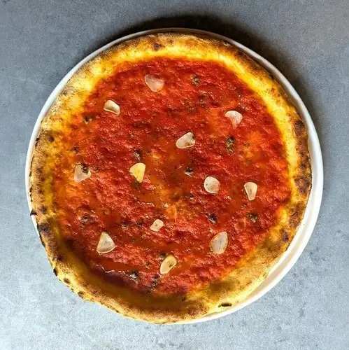 [Tomato] Marinara Pizza - A cheese-free pizza that lets you enjoy the crust.