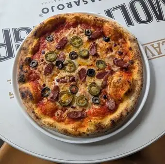 [Tomato] Spicy pizza with chorizo sausage and jalapeños